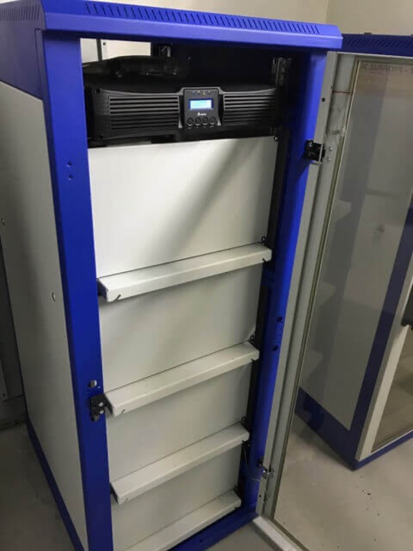 Rozvádzač záložného napájania serverovne s UPS a ATS